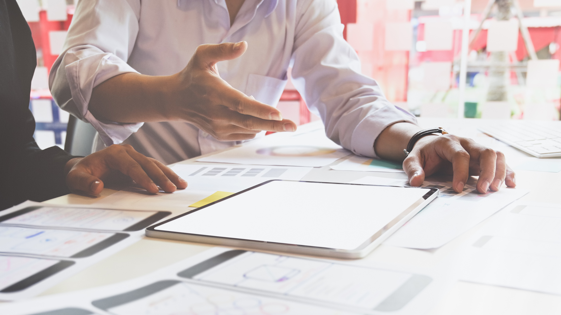 Sistema colaborativo SMOS - pessoas numa mesa a discutir plataforma digital ©BongkarnGraphic