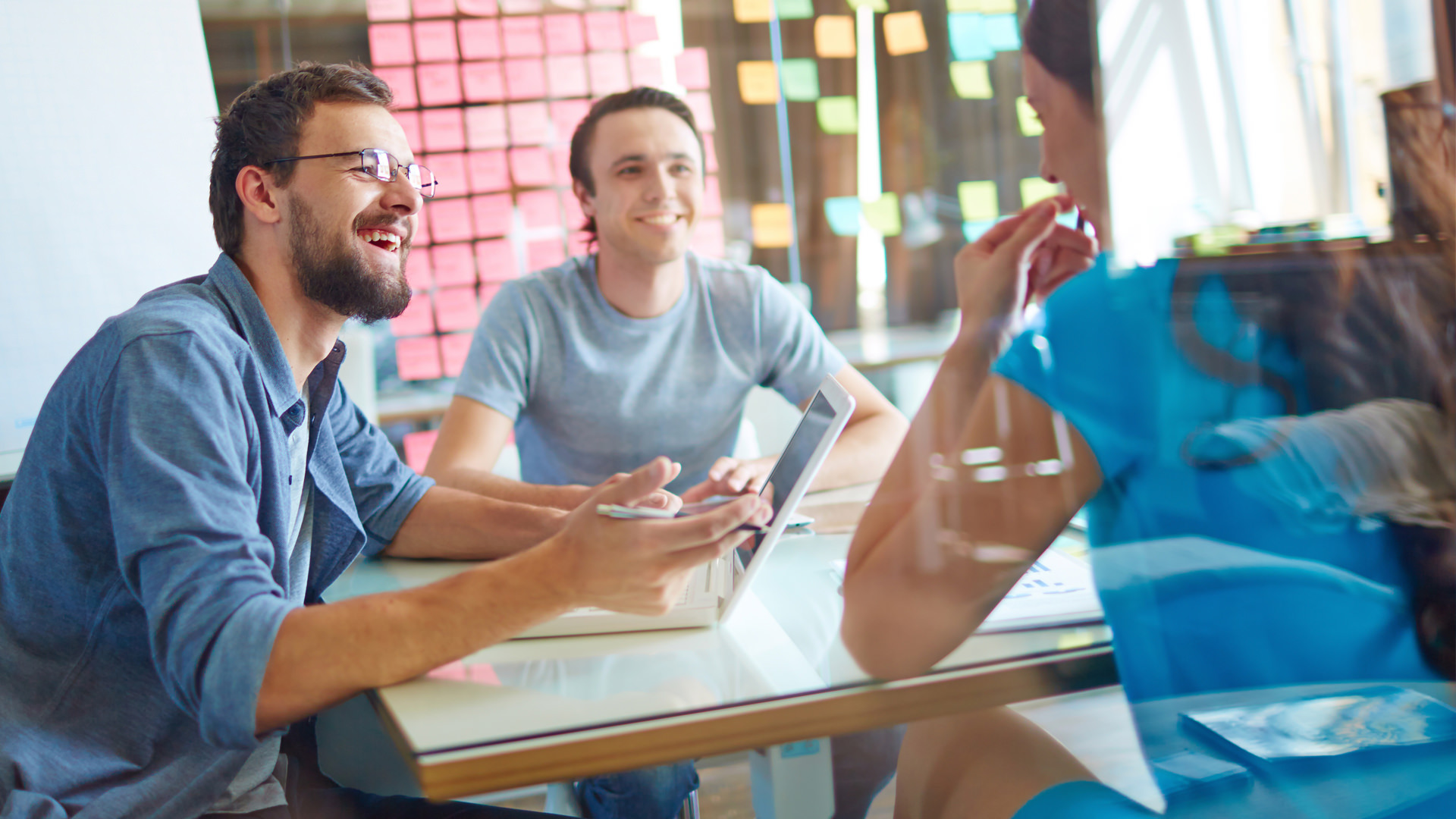 Pessoas em reunião debatendo um assunto